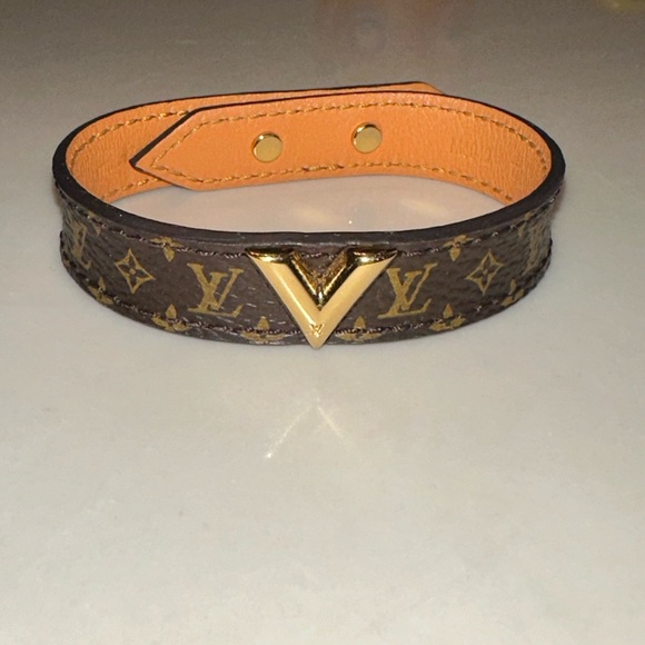 Authentic Louis Vuitton Essential V Bracelet - Picture 1 of 6